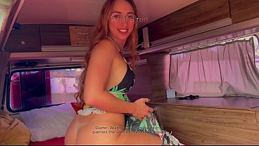 情熱的なカップルがキャンピングカーの中でロマンチックなセックスをする。