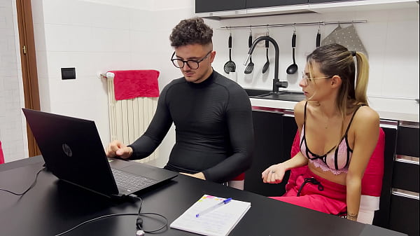 Download Video - Segretaria italiana seduce il titolare&period; Finisce con il cazzo dentro - FACIAL&period; FOOTJOB&period; Dialogo ita