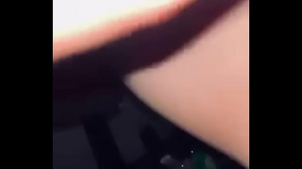 MEU VIZINHO VEIO NOS FAZER UMA VISITA QUENTE TEVE A SORTE DE FUDER E GOZAR DENTRO