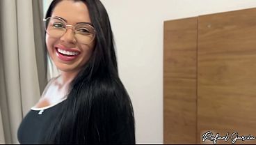 Corretora gostosa mostrou o apartamento e ganhou rola do cliente safado