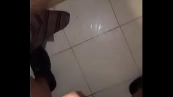 Manoseo mi verga sin circuncidar