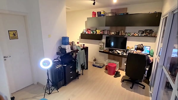 Download Video - Meu amigo s&oacute; sabe ficar no Pc e a mulher dele fica muito sozinha e carente&period; Dei rola para ela ficar feliz