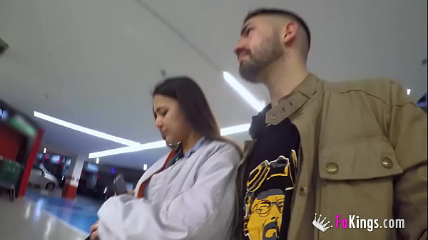 Sneaky fuck inside a mall: Nuria Millan knows how to roll!! :-D