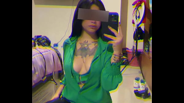 Puta tatuada de grandes tetas