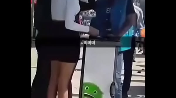 Colegiala en minifalda en tianguis