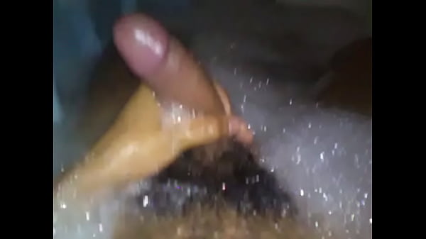 Masturbandome en la ba&ntilde;era