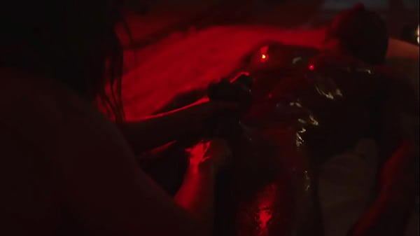 Uma bela massagem em um bombado bem gostoso