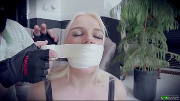 若い金髪のオランダ人がタイトなBDSMに身を投じる EP 1