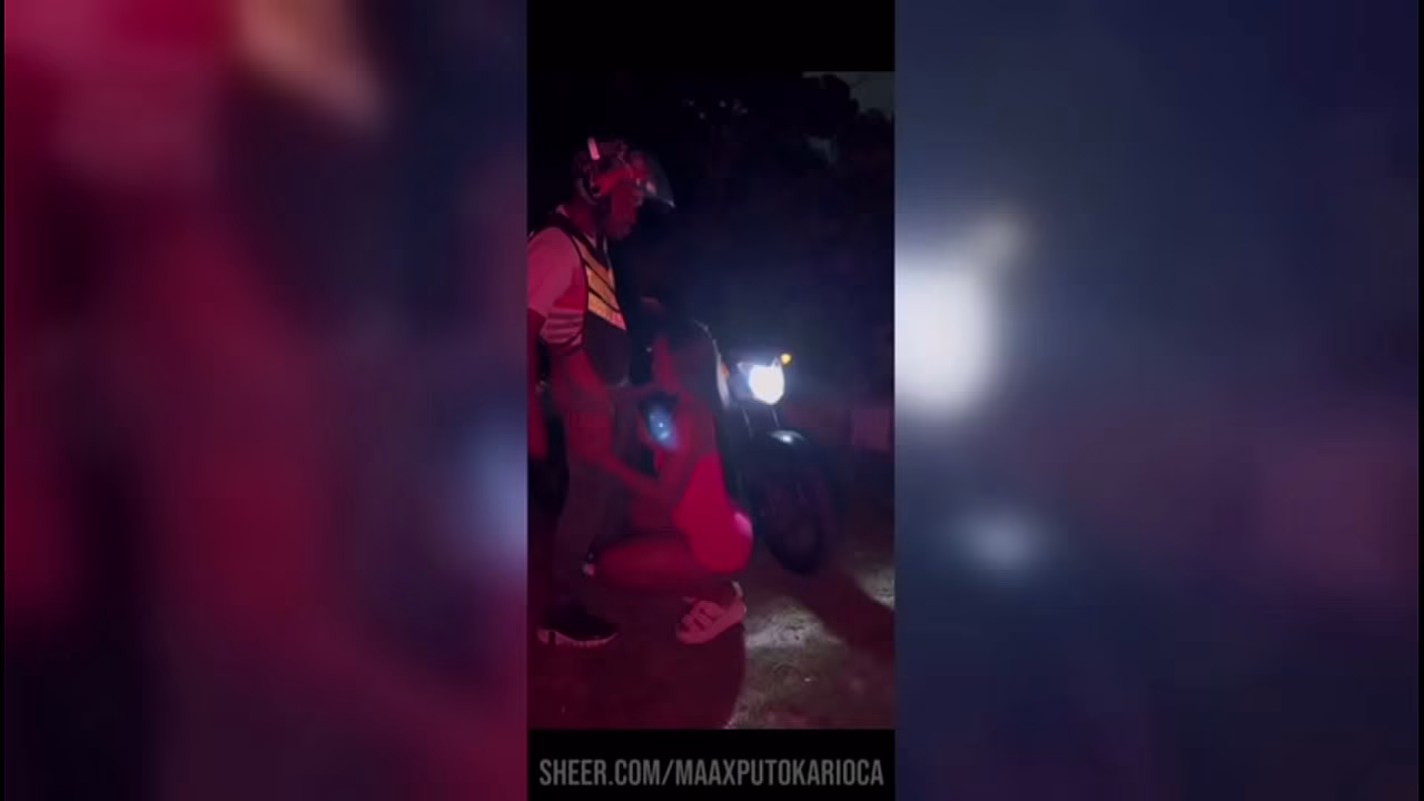 Passageira acabou pagando a corrida o ao motoboy, mas de outra forma levando pica e muito leite no rabo e na buceta e no p&ecirc_lo.