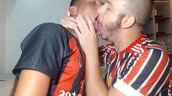 beijando e mamando o pau e sendo chupado gostoso por boca gulosa