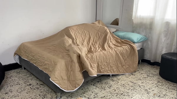 Download Video - MI HERMANASTRO ENTRA A MI CUARTO POR SU TOALLA Y TERMINO ENCIMA DE &Eacute;L