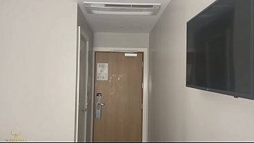 受付でBBCを見つめる…ルームサービスが届けられた