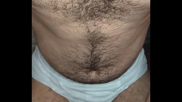 Peito peludo na punheta com fleshlight