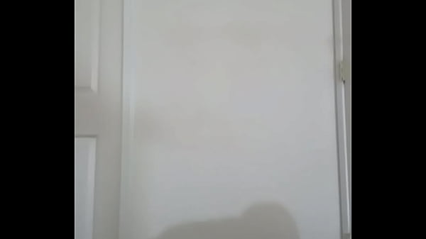 Meztelenül mutatkozik be udvariasságból a felnőtteknek