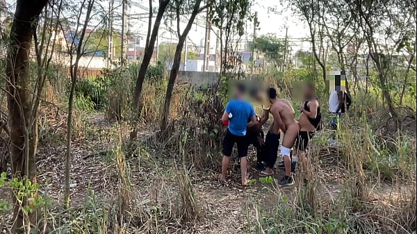 Download Video - SEGURAN&Ccedil;A PARTICIPOU DA FUDE&Ccedil;&Atilde;O NO MATO &period; METEU NO P&Ecirc;LO E FUDEU GOSTOSO NESSA SURUBA