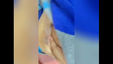 RAPIDIN a escondidas Levanto su sabana y NO AGUANT&Oacute; las ganas Gime muy Rico y me la cog&iacute; Video grabado con el celular