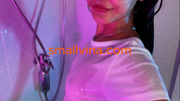 Alacsony thai lány zuhanyzás után