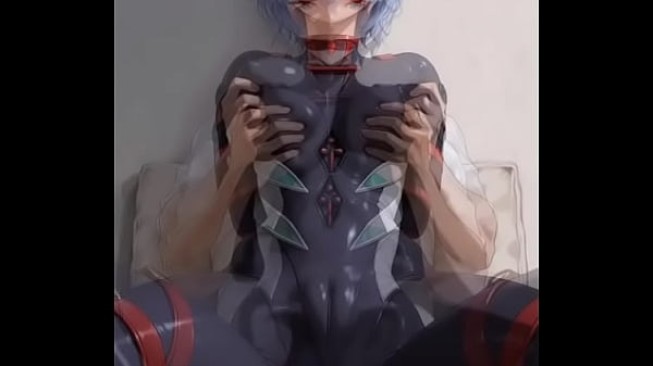 黒いプラグスーツを着た綾波レイが胸を掴まれる