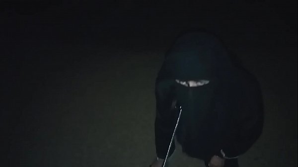 Download Video - musulmane voil&eacute;e promener en laisse