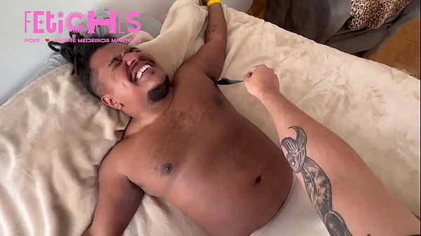 Download Video - C&Oacute;CEGAS - dois gostosos recebem muitas c&oacute;cegas