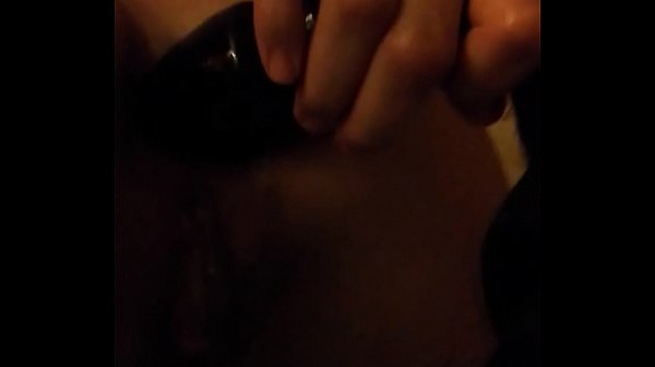 Latina muy mojada se masturba plug anal tail