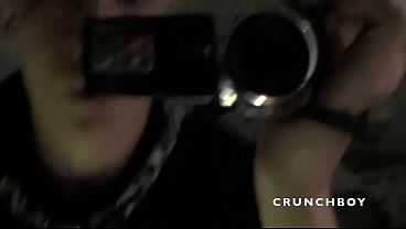 il baise son pote sans voir que sa femme le reg...