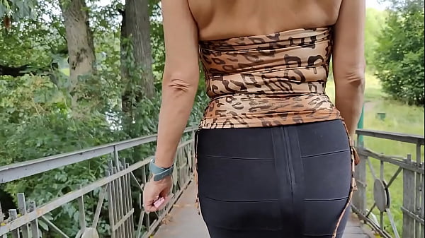 Download Video - My friend's mom seduced me into fucking by deliberately leaving her panties in my car