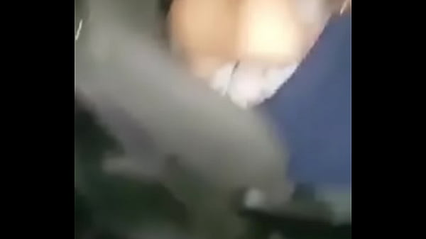 Dans La Voiture Il Montre Sa Chatte Et En Suce Une Autre Pendant Que Son Mec Lui Parle