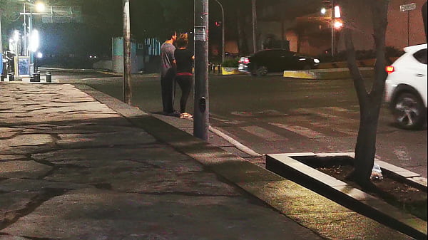 Download Video - Mega tetona trans exhibiendose en la plaza