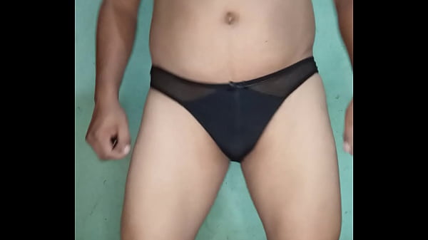 Modelando mi tanga negra de red