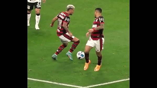 arrasca comendo caneco do cortinas