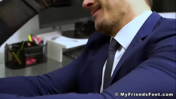 Download Video - Muscular hunk Skyy Knox foot worshiped by his buddy in suit