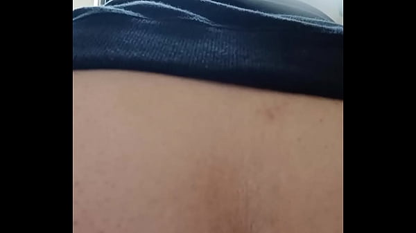 Latina female is filmed with her buttocks open while she goes to urinate in the toilet, how nice it is to film your sister-in-law without anyone in the house noticing