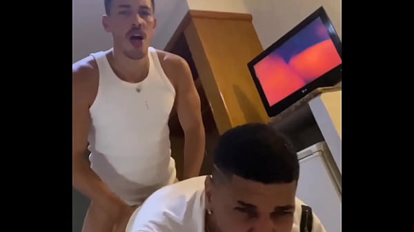 A FAMÍLIA NA SALA. FOMOS FUDER NO QUARTO.