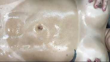 Download Video - LE PIDO A LA SIRVIENTA QUE ME ORGANICE LA ROPA Y NO SOPORTO VER SU HERMOSO CULO DECIDO COGERLA