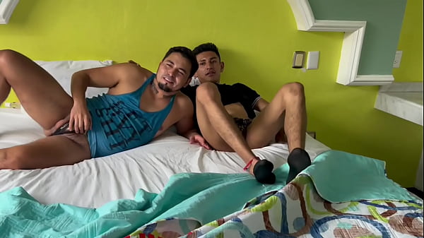Haciendo porno Gay casero con mi vecino. Experi...