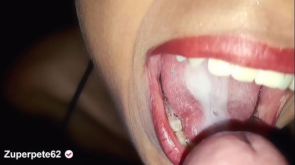 Download Video - Mi sexy hermanastra susy me da una mamada y ella recibe toda la leche en su boquita
