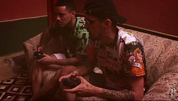 ( TÚNEL DO TEMPO ) OS MANOS NAO TINHA NADA PRA FAZER FORAM JOGAR VIDEO GAME E ACABARAM APOSTANDO QUEM PEDER DAR GOSTOSO ( JOGOS PROFANUS) TEASER