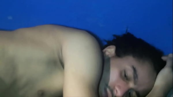 2105 Jeune laitno bais&eacute; par son pote de 21 ansV...