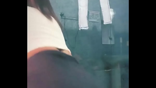 Amo rebolar meu rabão tatuado