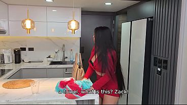 Mi madrastra quiere que la folle muy duro, por eso entra a mi cuarto