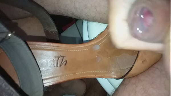 Download Video - GOZANDO ESCONDIDO NA SANDALIA DA TIA