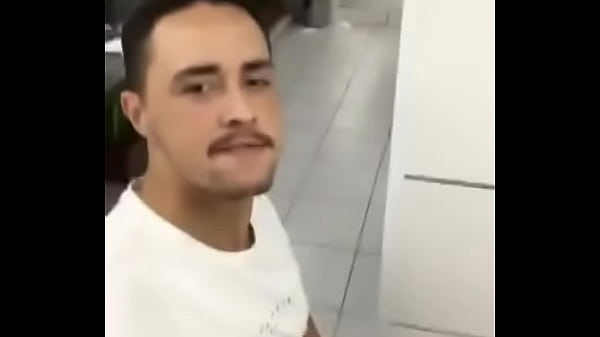 Pasivo mamandome la verga en baño público en ce...