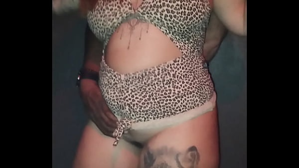 No AP do amigo, Casada Gostosa rebolando de fio dental