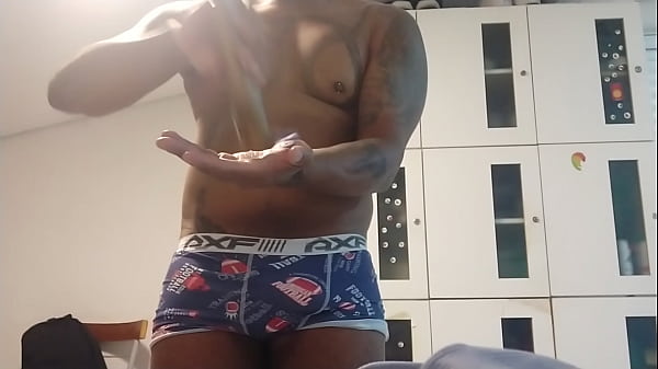 Download Video - Me trocando no vesti&aacute;rio e passando um creme no corpo