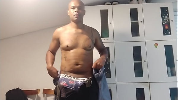 Me trocando no vestiário e passando um creme no...