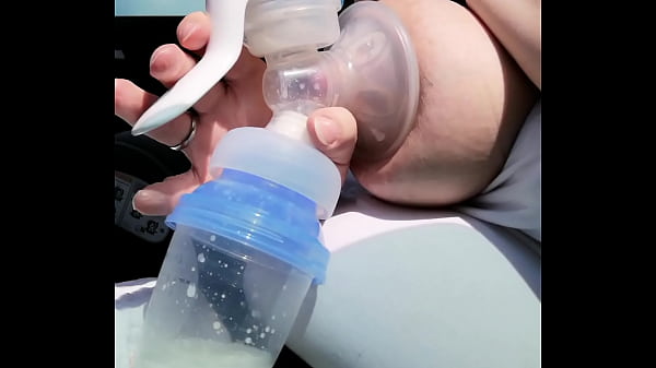 Pomper Mes Seins De Lait Vides Dans La Voiture