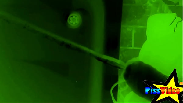 Im dunkeln in die Dusche gepisst und mit Nachts...