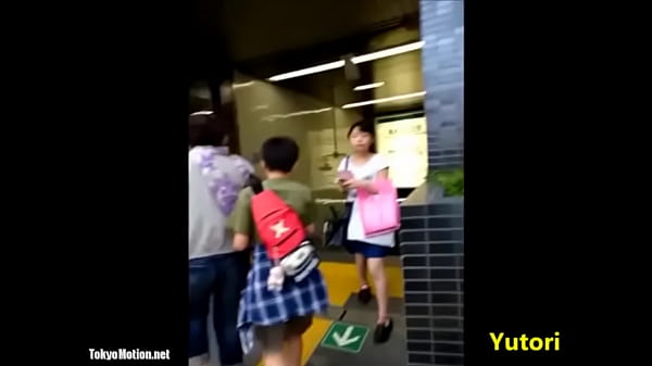 《パンチラ動画》エスカーターで見る絶景パンティ