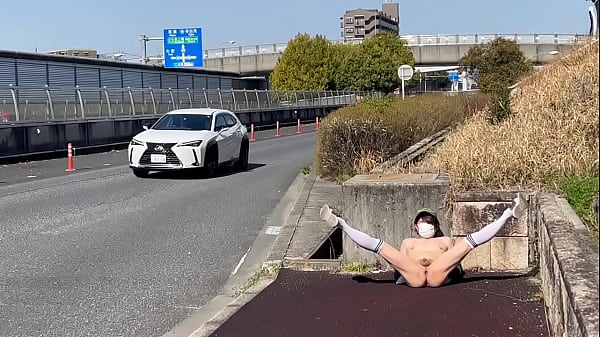 Download Video - 女装子まゆちゃんが車がばんばん通る日中の国道脇の歩道でノーブラノーパンの前をはだけて大股開いて丸出しの露出プレイを楽しんでいる。Part 2